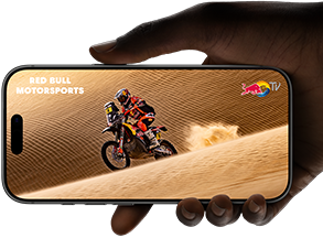 Bir elin yatay olarak tuttuğu iPhone 17 Pro’nun tam ekran tasarımına sahip ekranında, [NDA], pil ömrünün gösterildiği bir video oynatılıyor