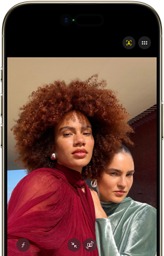 iPhone Air’in yandan dış görünümü, üst kısmın ortasında yer alan Dynamic Island, fotoğraflar için Ana Sahne özelliği kullanılıyor