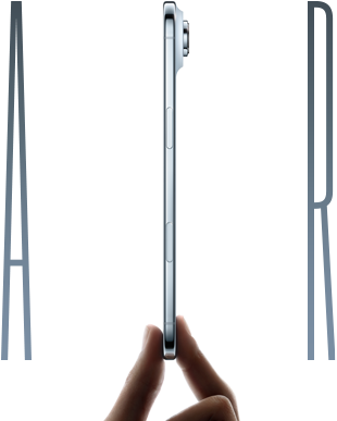 Bir el işaret parmağıyla başparmağı arasında iPhone Air’i tutuyor, yandan dış görünüm, Gök Mavisi renk, çok ince profil, Fusion kamera sistemi, Yan düğme ve Kamera Denetimi düğmesi
