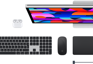 Mac aksesuarları: AirPods, Studio Display, Magic Keyboard, Magic Mouse, Magic Trackpad, Gece Yarısı rengi MagSafe şarj kablosu