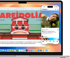 MacBook Air ekranında gösterilen iPhone ekranıyla iPhone Yansıtma uygulaması