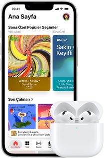 iPhone 17e, önden dış görünüm, Ana Ekran’ın açık olduğu Apple Music uygulaması, açık MagSafe Şarj Kutusu’ndaki AirPods Pro 3’ün yanında duruyor