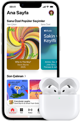 iPhone 17e, önden dış görünüm, Ana Ekran’ın açık olduğu Apple Music uygulaması, açık MagSafe Şarj Kutusu’ndaki AirPods Pro 3’ün yanında duruyor