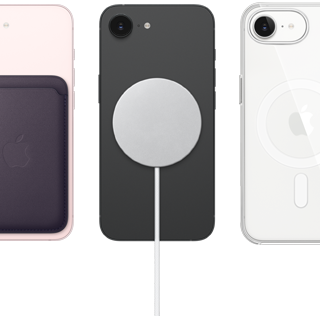 iPhone 17e, arkadan dış görünüm, açık pembe renk, MagSafe özellikli Mikro Dokuma Cüzdan takılı, iPhone 17e, arkadan dış görünüm, siyah renk, MagSafe Şarj Aygıtı takılı, iPhone 17e, arkadan dış görünüm, beyaz renk, MagSafe özellikli Şeffaf Kılıf takılı