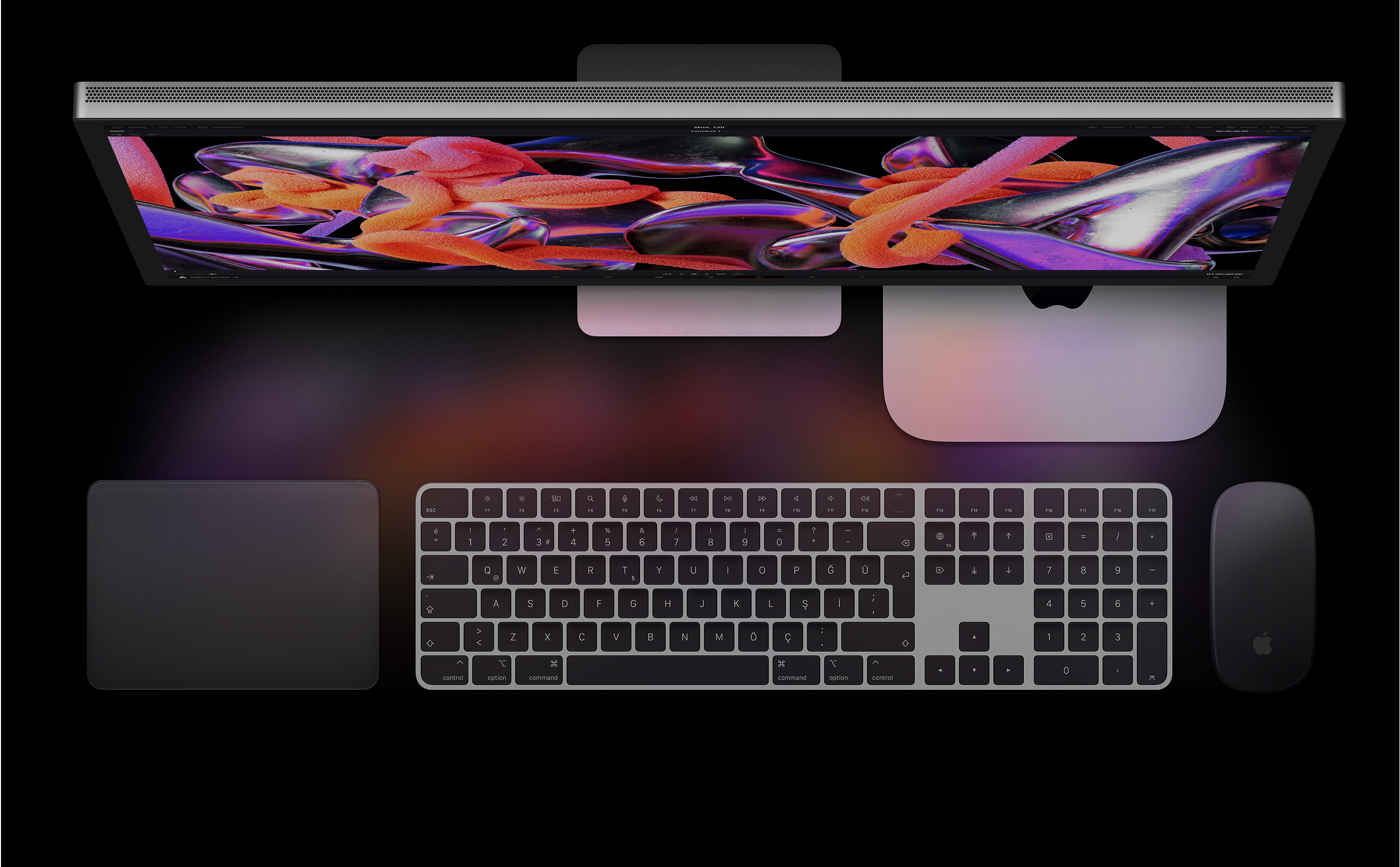 Studio Display, Mac mini, Magic Trackpad, Magic Keyboard ve Magic Mouse’un üstten görünümü.