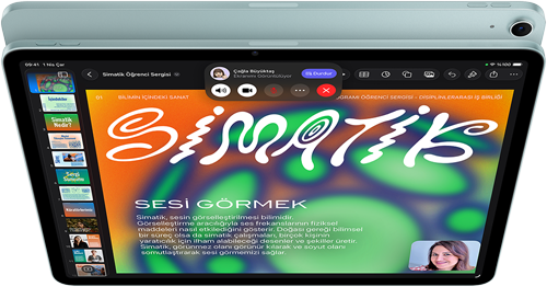 Mavi renk iPad Air, üstten dış görünüm, ekranda FaceTime görüntülü arama sırasında ekran paylaşımı özelliğinin Keynote uygulamasıyla kullanıldığı gösteriliyor, arkadan dış görünüm, 12 MP Geniş arka kamera, ses yükseltme düğmesi, ses azaltma düğmesi
