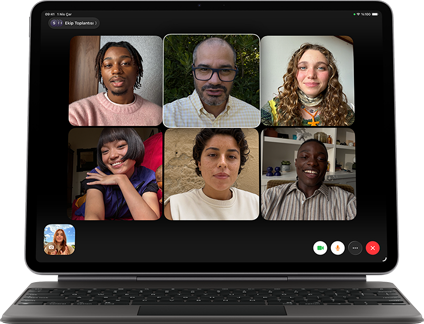 Magic Keyboard’a takılı iPad Air, Siyah renk, ekranda Grup FaceTime görüşmesi