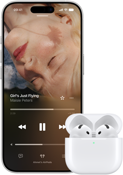 Şarj kutusundaki AirPods’un yanında duran iPhone, şarj kutusu açık