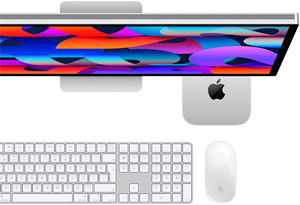 Studio Display’in altına yerleştirilmiş Mac mini, Sayısal Tuş Takımlı Magic Keyboard, Magic Mouse