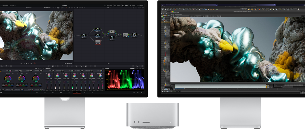 Mac Studio’nun her iki yanında birer adet Studio Display ve Studio Display XDR ekran bulunuyor, ekranlarda sanatçı çalışma alanı, 3D modelleme yazılımı ve araçları gösteriliyor
