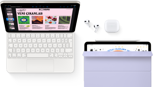 Magic Keyboard’a takılı iPad Air, Airpods Pro, Apple Pencil Pro ve Smart Folio aksesuarlarıyla