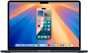 Masaüstü arka planının önünde duran ve ekranında çeşitli uygulamalar görülen iPhone ekranıyla MacBook&nbsp;Air’de iPhone Yansıtma özelliği gösteriliyor