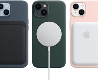 iPhone 14 için gece yarısı, orman yeşili ve puslu pembe MagSafe kılıfları cüzdan, şarj aygıtı ve harici pil gibi MagSafe aksesuarlarıyla birlikte gösteriliyor.