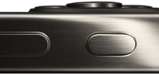 Titanyum tasarımlı iPhone 15 Pro’nun ses ve Eğlem düğmesinin gösterildiği yandan görseli