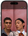 iPhone 17 Pro’nun ekranında fotoğraflar için Ana Sahne özelliği ve grup selfie’sinin nasıl çekileceği gösteriliyor, insanların yüzleri vurgulanıyor