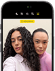 iPhone 18 Pro, siyah, önden dış görünüm, ekranında kameraya poz veren iki model var, Center Stage ön kamera gösteriliyor
