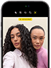 iPhone 18 Pro, siyah, önden dış görünüm, ekranında kameraya poz veren iki model var, Center Stage ön kamera gösteriliyor