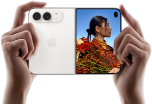 iPhone Duo, Yıldız Rengi, iki el tarafından açık ve yatay pozisyonda tutuluyor, sol panelde 48 MP Dual Fusion arka kameralar, sağ paneldeki dış ekranda fotoğrafı çekilen kişi gösteriliyor, bu kişi Duo Preview sayesinde fotoğrafı çekilirken kendi yüzünü görebiliyor
