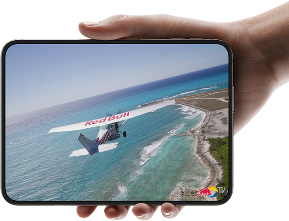 iPhone Duo, tek elle yatay pozisyonda tutuluyor, tamamen açık pozisyonda, iç ekranında Apple TV dizisi “Silo” gösteriliyor