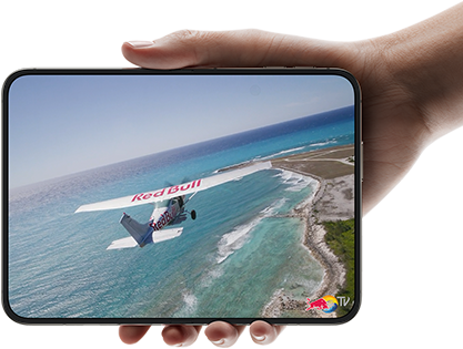 iPhone Duo, tek elle yatay pozisyonda tutuluyor, tamamen açık pozisyonda, iç ekranında Apple TV dizisi “Silo” gösteriliyor