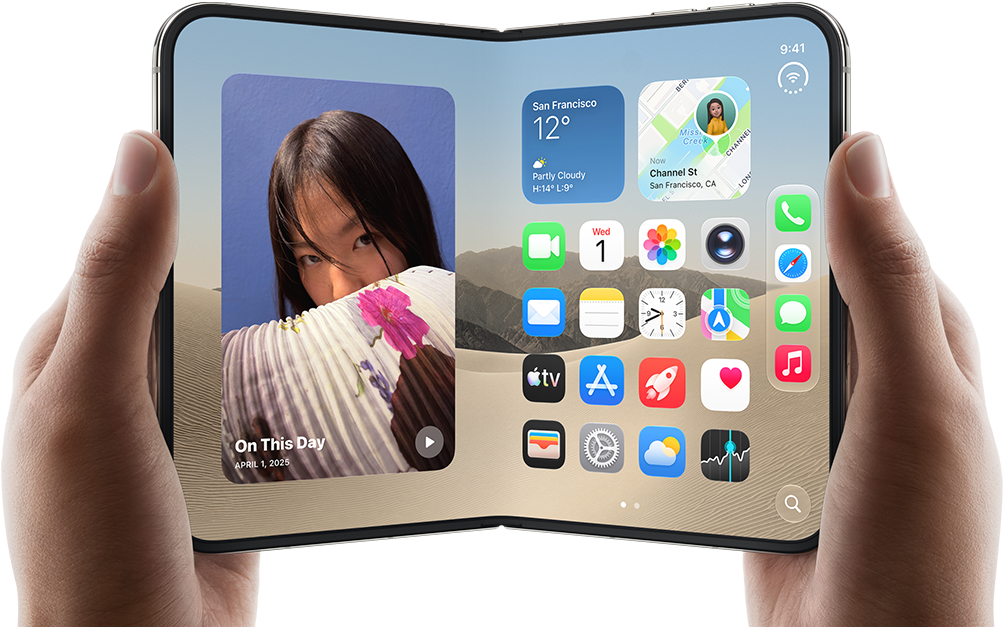 iPhone [V68], [L8], bir kullanıcının iki elinde yatay şekilde tutuluyor, açık pozisyonda, iç ekranın sol tarafında fotoğraflar, sağ tarafında uygulamalar gösteriliyor