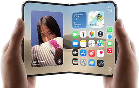 iPhone [V68], [L8], bir kullanıcının iki elinde yatay şekilde tutuluyor, açık pozisyonda, iç ekranın sol tarafında fotoğraflar, sağ tarafında uygulamalar gösteriliyor