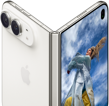iPhone Duo, yarı açık kitap pozisyonunda, ortasında menteşe mekanizması, soldaki dış arka panelde Apple logosu ve çift kamera, sağdaki dış ekranda sarı saçlı bir kişinin portresi yer alıyor