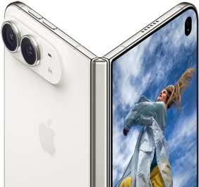 iPhone Duo, yarı açık kitap pozisyonunda, ortasında menteşe mekanizması, soldaki dış arka panelde Apple logosu ve çift kamera, sağdaki dış ekranda sarı saçlı bir kişinin portresi yer alıyor