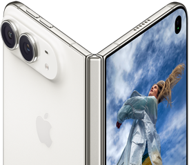 iPhone Duo, yarı açık kitap pozisyonunda, ortasında menteşe mekanizması, soldaki dış arka panelde Apple logosu ve çift kamera, sağdaki dış ekranda sarı saçlı bir kişinin portresi yer alıyor
