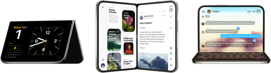 Farklı pozisyonlarda yan yana duran üç adet iPhone Duo modeli; soldaki iPhone Duo kenarları üzerinde ters V şeklinde duruyor, ekranı öne bakıyor, Bekleme Modu’nda Saat uygulaması gösteriliyor; ortadaki iPhone Duo, V şeklinde ve dik duruyor, solda Siri uygulaması ve sağda Mesajlar uygulaması gösteriliyor; sağdaki iPhone Duo katlanmış halde dikey olarak alt panel üzerinde duruyor, ekranı öne bakıyor, ekranında Fitness+ uygulaması gösteriliyor