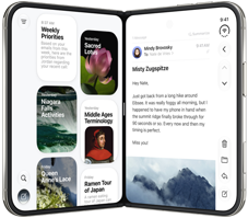 Farklı pozisyonlarda yan yana duran üç adet iPhone Duo modeli; soldaki iPhone Duo kenarları üzerinde ters V şeklinde duruyor, ekranı öne bakıyor, Bekleme Modu’nda Saat uygulaması gösteriliyor; ortadaki iPhone Duo, V şeklinde ve dik duruyor, solda Siri uygulaması ve sağda Mesajlar uygulaması gösteriliyor; sağdaki iPhone Duo katlanmış halde dikey olarak alt panel üzerinde duruyor, ekranı öne bakıyor, ekranında Fitness+ uygulaması gösteriliyor