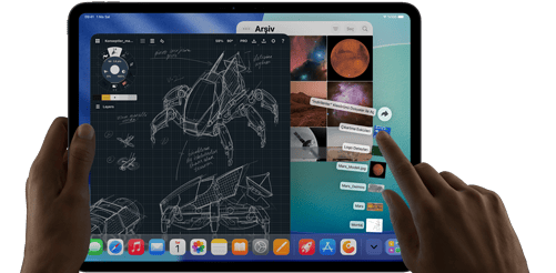iPad Pro, uzay siyahı rengi, sol el aygıtı tutuyor, sağ el açık uygulama pencerelerini yönetmek üzere ekrana işaret ediyor, mekanik çizim eskizlerini içeren bir çizim uygulaması, gezegen ve uzay görsellerinin yer aldığı fotoğraf galerisi, yelpaze şeklinde yerleştirilmiş indirilenler klasörü dosyaları