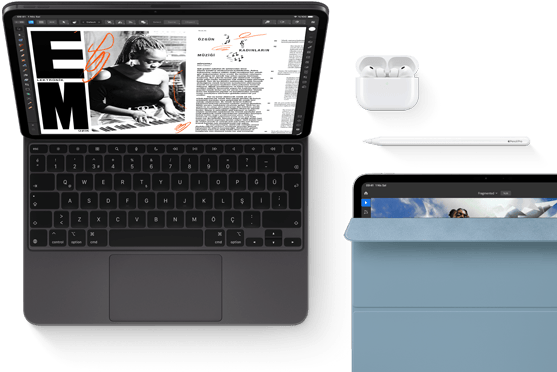 Magic Keyboard’a takılı iPad Pro, önden dış görünüm, uzay siyahı rengi, yuvarlatılmış köşeler, siyah ekran çerçevesi, açık, ekranda müzik çalan bir kadının fotoğrafı ve bir metnin yer aldığı makale düzenleme uygulaması gösteriliyor, açık kutusu içinde Airpods 4, mavi Smart Folio kılıf takılı iPad Pro ve aygıtın üzerinde Apple Pencil Pro duruyor, kılıf hafifçe açık ve ekran görünüyor