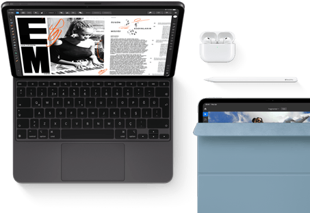 Magic Keyboard’a takılı iPad Pro, önden dış görünüm, uzay siyahı rengi, yuvarlatılmış köşeler, siyah ekran çerçevesi, açık, ekranda müzik çalan bir kadının fotoğrafı ve bir metnin yer aldığı makale düzenleme uygulaması gösteriliyor, açık kutusu içinde Airpods 4, mavi Smart Folio kılıf takılı iPad Pro ve aygıtın üzerinde Apple Pencil Pro duruyor, kılıf hafifçe açık ve ekran görünüyor
