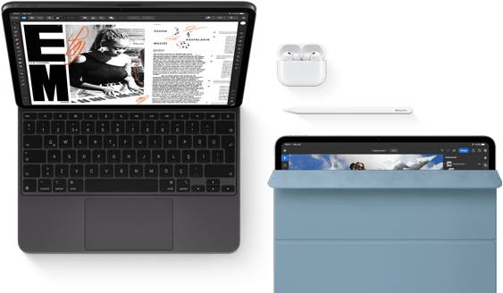 Magic Keyboard’a takılı iPad Pro, önden dış görünüm, uzay siyahı rengi, yuvarlatılmış köşeler, siyah ekran çerçevesi, açık, ekranda müzik çalan bir kadının fotoğrafı ve bir metnin yer aldığı makale düzenleme uygulaması gösteriliyor, açık kutusu içinde Airpods 4, mavi Smart Folio kılıf takılı iPad Pro ve aygıtın üzerinde Apple Pencil Pro duruyor, kılıf hafifçe açık ve ekran görünüyor