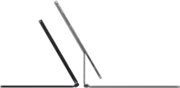 Magic Keyboard’a takılı iki adet iPad Pro aygıtı, yandan dış görünüm, ince profil, uzay siyahı rengi, hoparlörler ve USB‑C bağlantı noktası, öne doğru eğik ve yarı açık ekran, gümüş rengi, açık, arkaya doğru eğik ekran klavyenin havada tutan askı modeli tasarımını, hoparlörleri ve mikrofonu gösteriyor