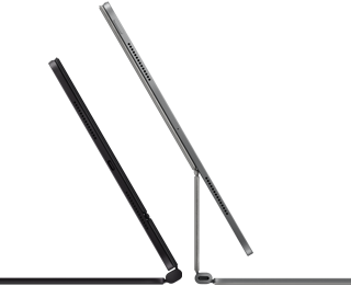 Magic Keyboard’a takılı iki adet iPad Pro aygıtı, yandan dış görünüm, ince profil, uzay siyahı rengi, hoparlörler ve USB‑C bağlantı noktası, öne doğru eğik ve yarı açık ekran, gümüş rengi, açık, arkaya doğru eğik ekran klavyenin havada tutan askı modeli tasarımını, hoparlörleri ve mikrofonu gösteriyor