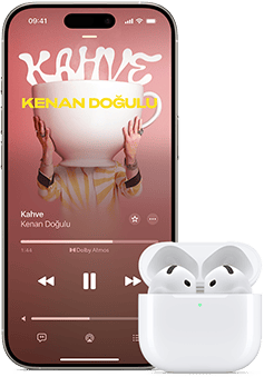 iPhone'un yanında duran, açık şarj kutusu içinde AirPods Pro görünümü