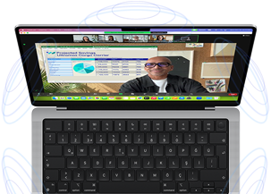Uzamsal Ses’in sağladığı 3D hissi temsil eden mavi halkaların çevrelediği MacBook Pro ve ekranında görüntülü Zoom toplantısında Sunan Kişi Katmanı özelliğini kullanarak sunum içeriğinin önünde görünen kişi