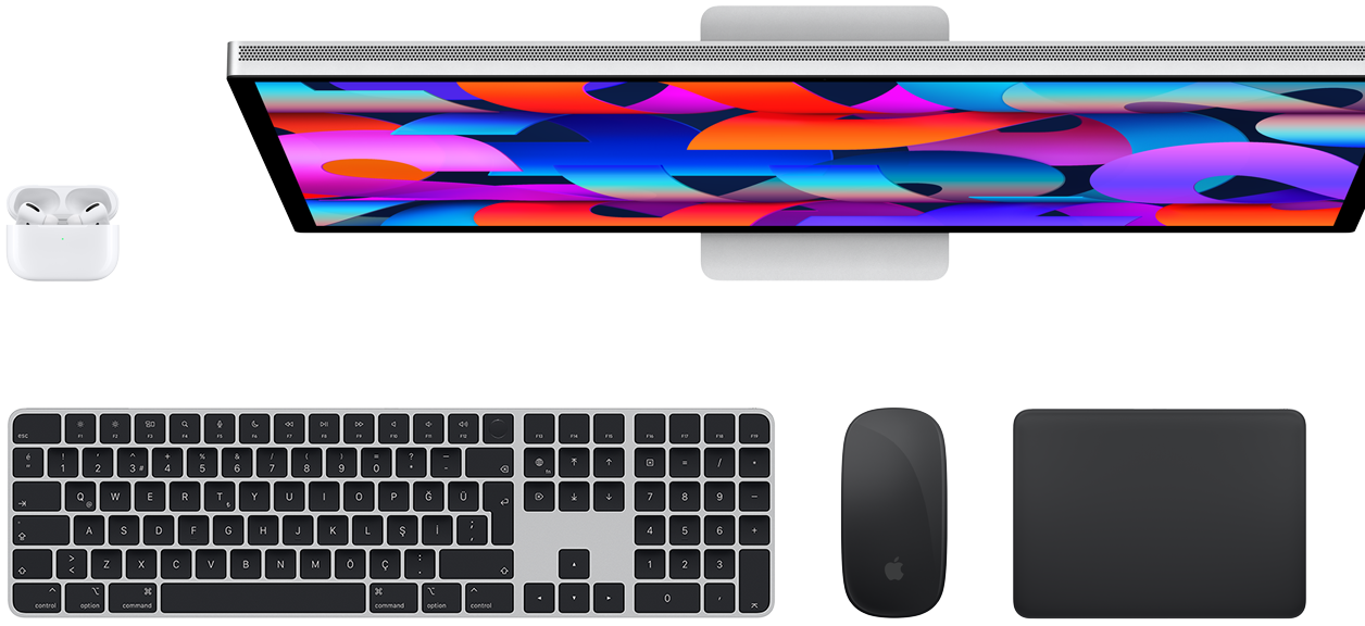 AirPods, Studio Display, Magic Keyboard, Magic Mouse ve Magic Trackpad’in üstten görünümü