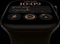 Apple Watch Series 12, alüminyum kasa, koyu bronz renk, Modüler saat kadranı, komplikasyonlar: gün ve tarih, Antrenmanlar, Aktivite halkaları, Apple Music, sağ dış görünüm, Digital Crown, Spor Kordon, klasik zeytin yeşili renk