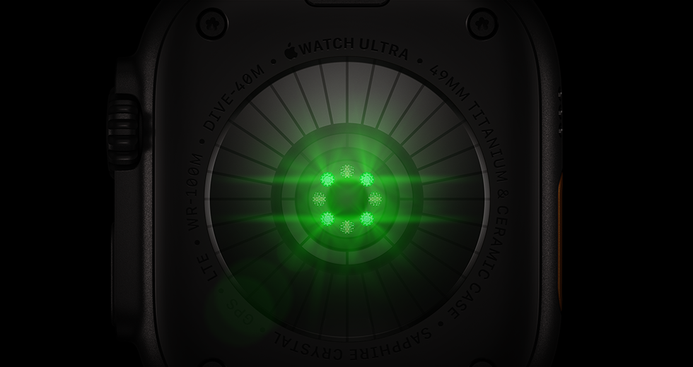 Apple Watch Ultra 4’ün arkadan görünümü, titanyum kasa, siyah renk, parlak yeşil LED ışıklara sahip birden fazla yuvarlak sensör