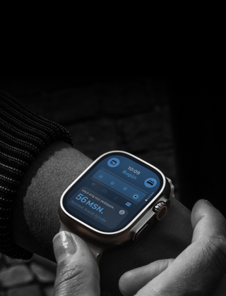 Bileğinde Apple Watch Ultra 4 takılı olan bir kişi, Gündüz Yaşam Bulguları verilerinde hafif bir sapma