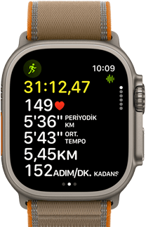 Apple Watch Ultra 4, titanyum kasa, natürel renk, gelişmiş Koşu (Dış) antrenmanı ölçümleri, sağ dış görünüm, Digital Crown, çıkıntılı yan düğme, Trail Loop kordon, kum beji renk