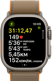 Apple Watch Ultra 4, titanyum kasa, natürel renk, gelişmiş Koşu (Dış) antrenmanı ölçümleri, sağ dış görünüm, Digital Crown, çıkıntılı yan düğme, Trail Loop kordon, kum beji renk