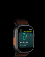 Apple Watch Ultra 4, titanyum kasa, siyah renk, bir koşu rotası haritasının gösterildiği Yarış Güzergâhı özelliği, sol dış görünüm, Eylem düğmesi, Alpine Loop kordon, burgonya renk