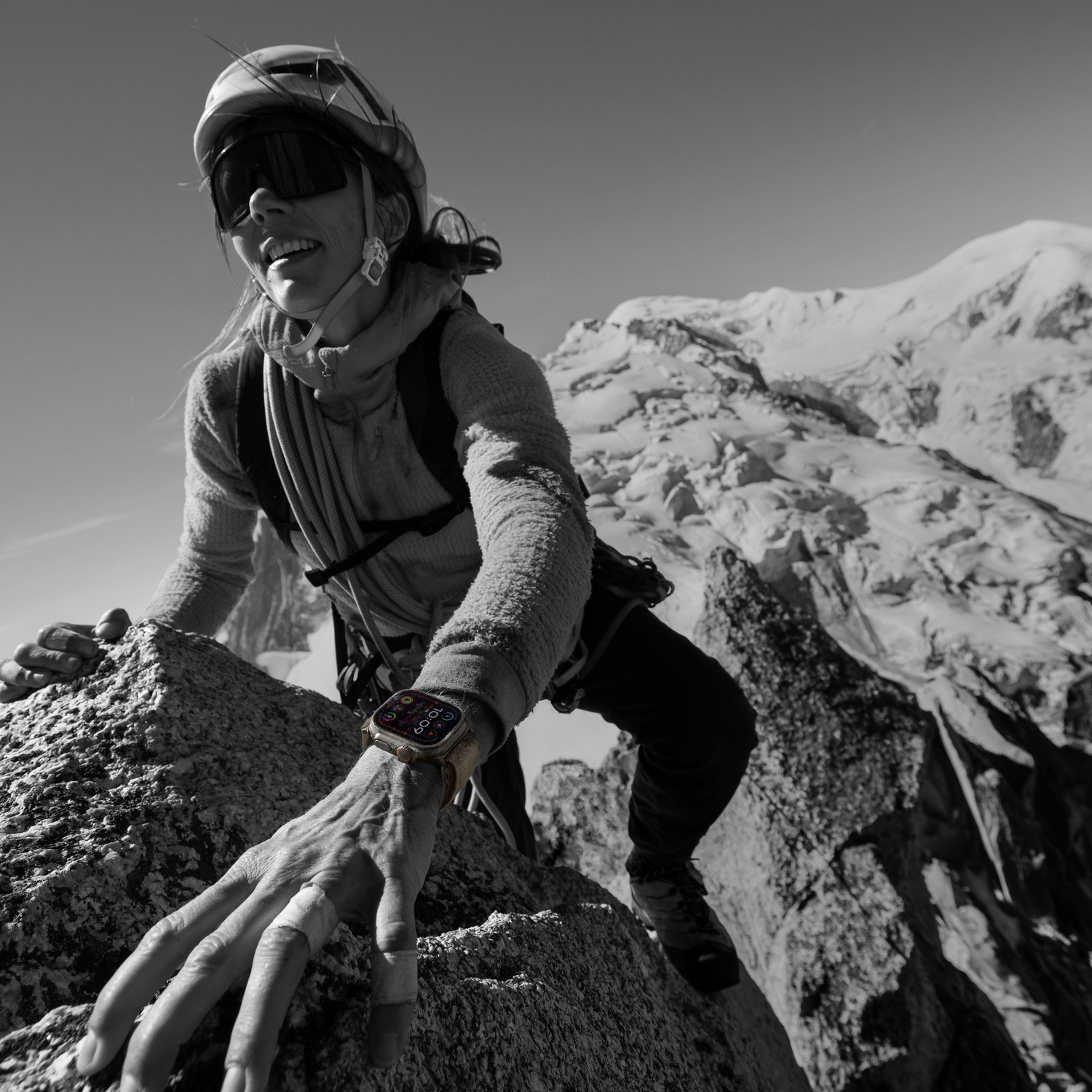 Apple Watch Ultra 2 GPS + Cellular, 49mm Titanyum Kasa ve Klasik Zeytin Yeşili Alpine Loop - Küçük Boy  MREX3TU/A