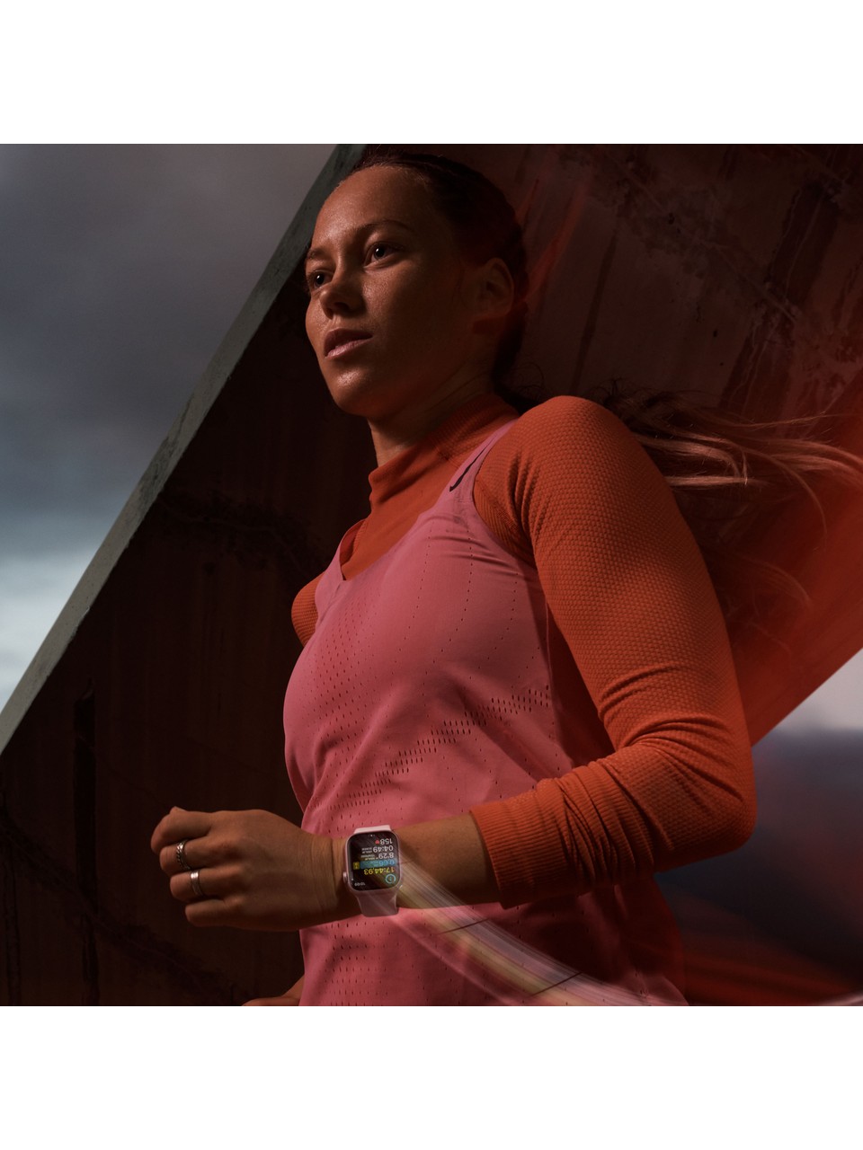 Apple Watch Series 9 GPS + Cellular 45mm Yıldız Işığı Alüminyum Kasa ve Yıldız Işığı Spor Loop - MRMA3TU/A MRMA3TU/A