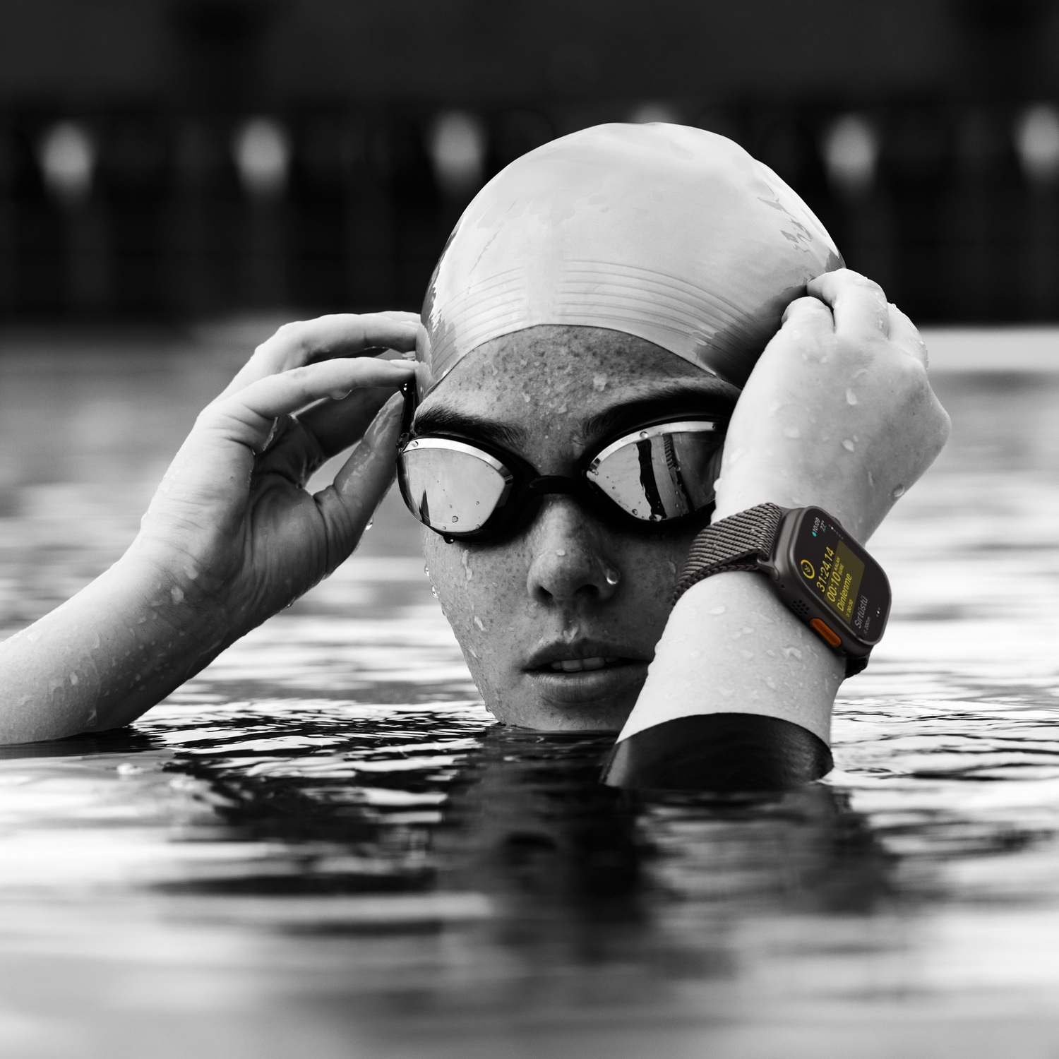 Apple Watch Ultra 2 GPS + Cellular 49mm Natürel Titanyum Kasa  Mavi Trail Loop - S/M  MX4J3TU/A