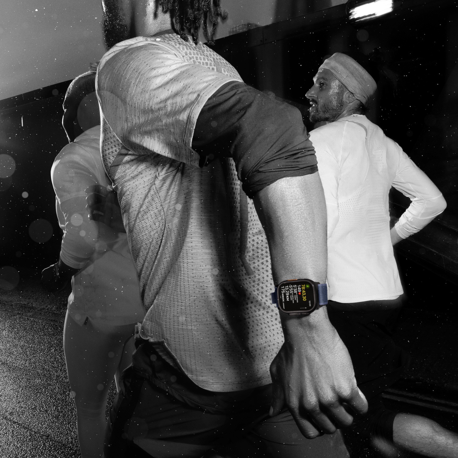 Apple Watch Ultra 2 GPS + Cellular 49mm Natürel Titanyum Kasa  Mavi Trail Loop - M/L  MX4L3TU/A